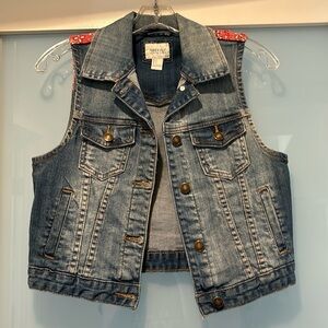 NWOT - Forever 21 Sleeveless Jean Jacket w/ Red Bandera print on back